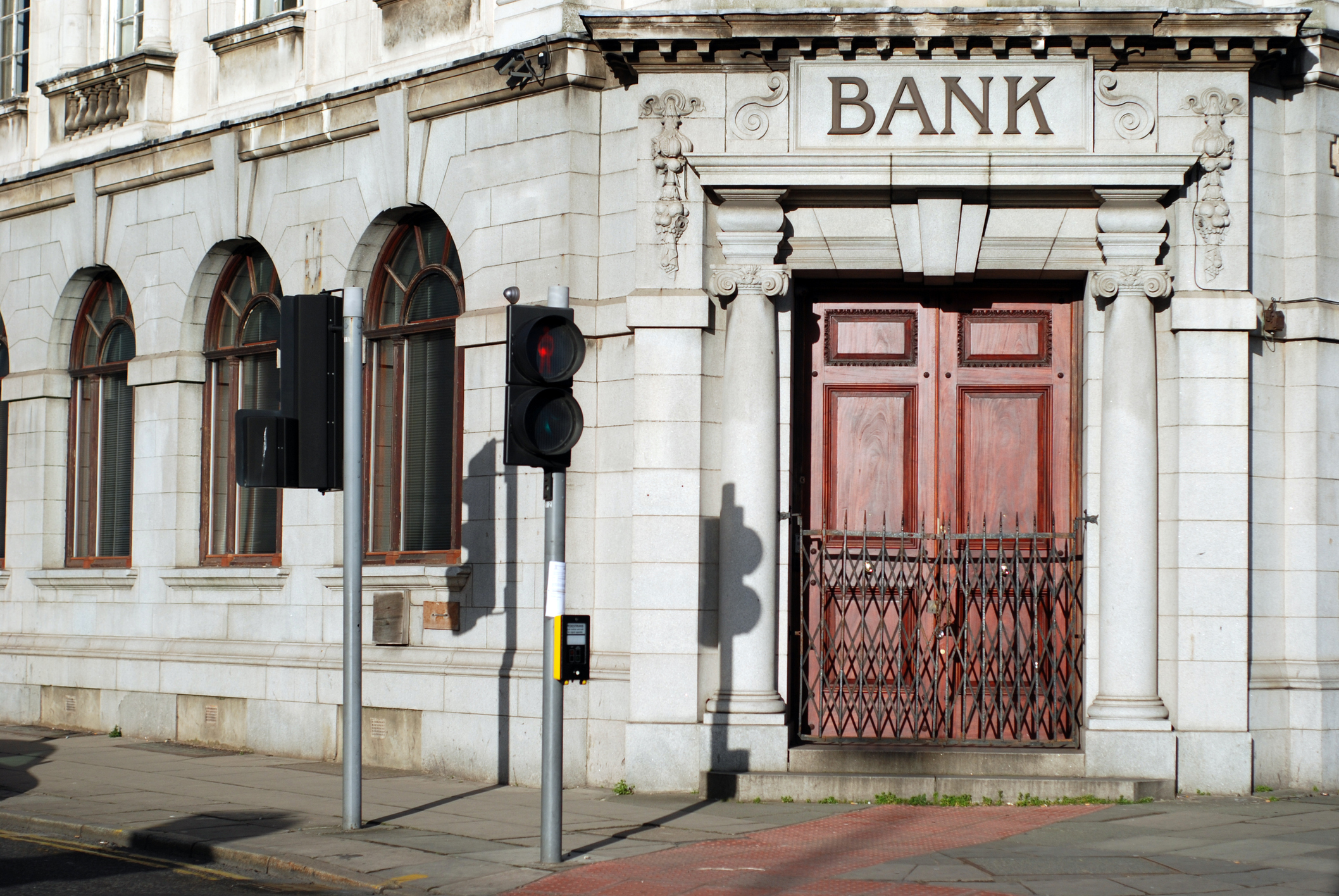 High street banks. Bank Street. Банки порта рашки.